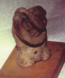 Soledad 1 - 1977-  terracota y xido de cobre,  15x10x7 cm.